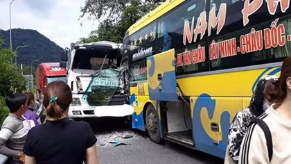 Đua nhau vượt đèo, hai xe khách gặp nạn