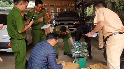 Cảnh sát giao thông bắt đối tượng vận chuyển pháo lậu