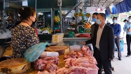 Chủ tịch tỉnh ra chợ động viên tiểu thương mùa dịch