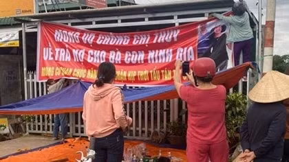 Lập bàn thờ, giả thi thể đặt trước nhà để đòi nợ