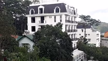Ngang nhiên xây biệt thự “khủng” trái phép giữa Đà Lạt