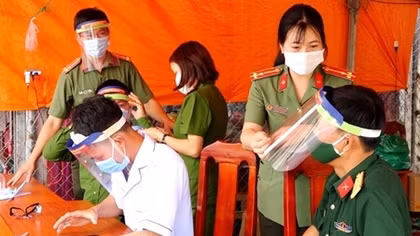 Làm mũ chống giọt bắn tặng tuyến đầu chống dịch 