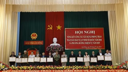 Khen thưởng nhiều tập thể, cá nhân trong phong trào toàn dân bảo vệ ANTQ