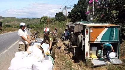 Xe thư báo lật nhào trên đèo Phú Hiệp