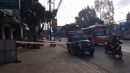 Một thanh niên bị đâm chết trong dòng người đi bão