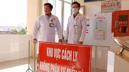 Nữ doanh nhân cùng chuyến bay với người nhiễm bệnh âm tính COVID-19