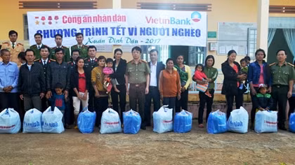 Trao niềm yêu thương đến bà con nghèo xã Cư Pơng