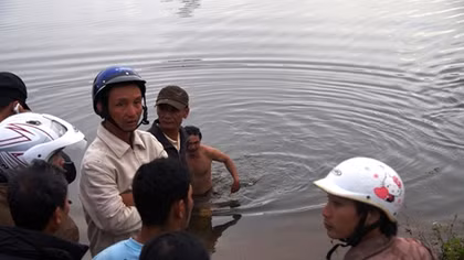  Ra hồ chèo xuồng chơi, 2 em nhỏ chết đuối thương tâm