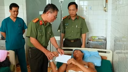 Báo CAND thăm hỏi hỗ trợ cán bộ, chiến sĩ bị thương trong vụ nổ tại Đắk Lắk