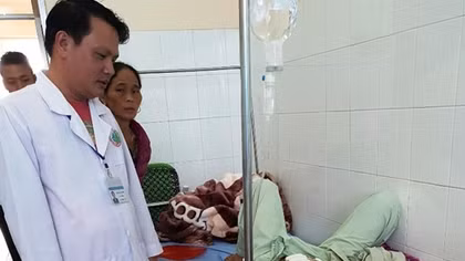 Một người trúng đạn ngã gục trong lúc làm vườn