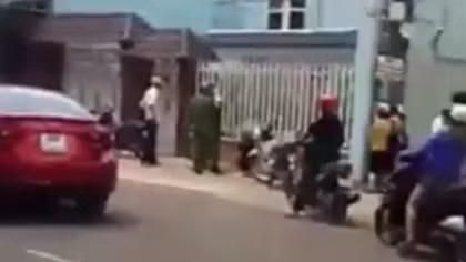 Thanh niên xăm trổ vượt đèn đỏ bỏ chạy tông vào xe Công an