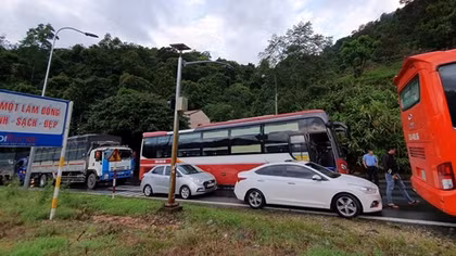 Lở đất trên đèo Bảo Lộc, hàng trăm phương tiên bị “chôn chân”