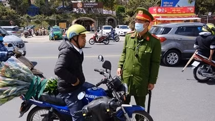 Đà Lạt phạt hàng loạt người không đeo khẩu trang nơi công cộng