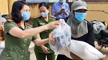 Trao gạo của Phó Thủ tướng Trương Hòa Bình tặng đồng bào nghèo