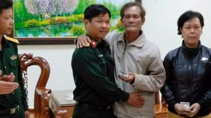 Xúc động nhận lại tài sản lớn từ Thượng úy Quân đội nhặt trên đường