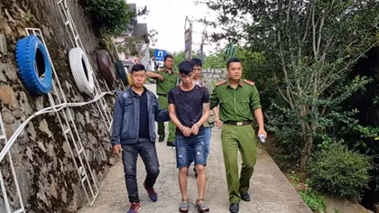 Núp dưới gầm giường chờ gia chủ ngủ để trộm