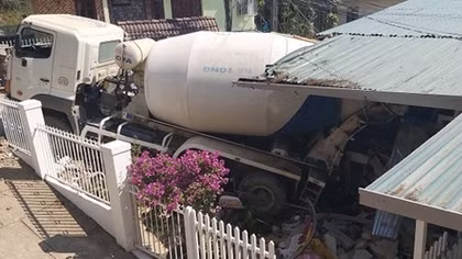 Xe chở bê tông tươi tụt dốc làm sập nhà dân