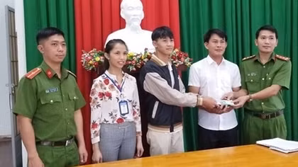 Học sinh lớp 12 tìm người trả lại ví bị rơi có nhiều giấy tờ và tài sản