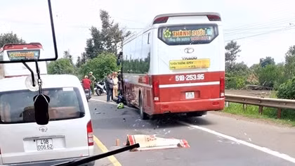 “Phượt thủ” lao đầu vào xe khách, tử vong
