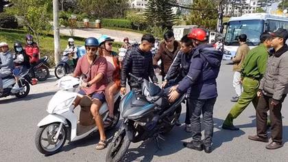 Du khách nước ngoài ở Đà Lạt bất ngờ nhận lại tài sản bị cướp 