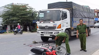 Tóc cuốn vào bánh xe tải, một phụ nữ bị lột da đầu