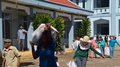 Tết sớm với đồng bào nghèo Kon Tum