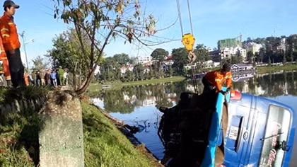  Xe khách mất lái lao xuống hồ Xuân Hương