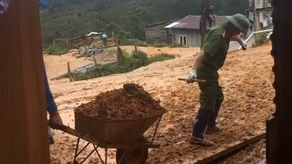 Phó trưởng Công an huyện kéo đất giúp dân khắc phục hậu quả lũ lụt