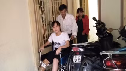 Thí sinh đi xe lăn tới phòng thi