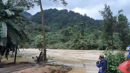 Đu cáp qua sông làm thuê, một người bị nước cuốn mất tích