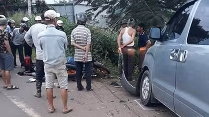Hai thanh niên đi xe máy bị ô tô chạy cùng chiều tông tử vong