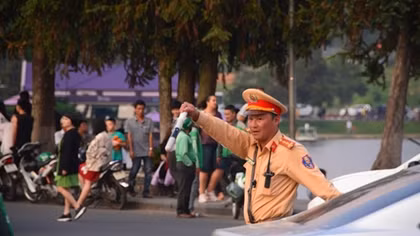 Công an Đà Lạt căng mình điều tiết giao thông ngày lễ