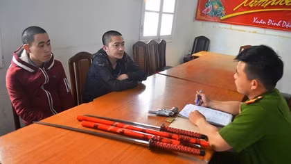 Lái xe hơi nổ súng bắn nhầm người giữa phố