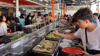 Một gia đình chiêu đãi 3.000 suất ăn chay lễ Vu Lan
