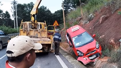  Taxi bị xe tải hất tung trên đèo Tà Nung