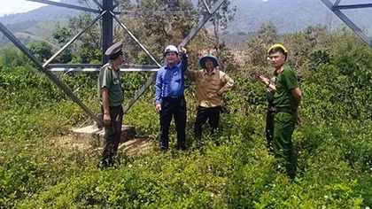 Kiểm tra an toàn hệ thống truyền tải điện 500kV dịp lễ 30-4