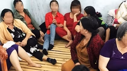 Sòng bạc có cụ bà 76 tuổi và phụ nữ mang thai