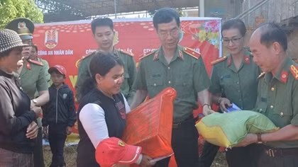 Bà con nghèo Buôn Đôn đón nhận quà Tết 