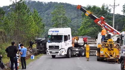Lật container, chắn ngang đèo Mimosa Đà Lạt