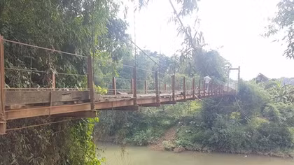 Hàng trăm hộ dân ngày ngày liều mình qua cây cầu mục nát