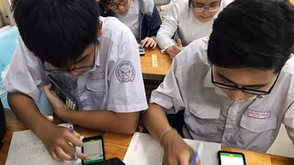 Cho phép học sinh sử dụng điện thoại trong lớp: Cần thiết nhưng phải có giới hạn