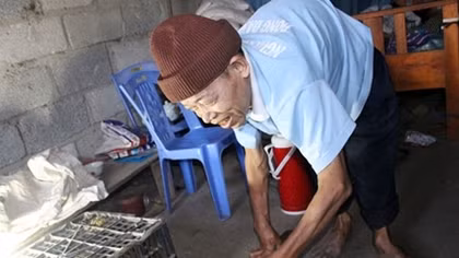 Cảm thương số phận cụ ông phải sống kiếp "rùa bò" nơi hẻm núi