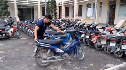 Tạm giữ 90 xe máy trong kho của tiệm cầm đồ ở Tiền Giang