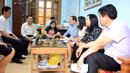 Chấm dứt hợp đồng với giáo viên phạt học sinh uống nước giẻ lau bảng