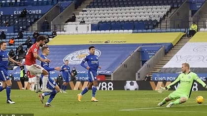Hàng thủ mắc sai lầm, MU đánh rơi chiến thắng trước Leicester