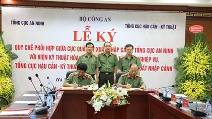 Ký Quy chế phối hợp phục vụ công tác quản lý xuất nhập cảnh