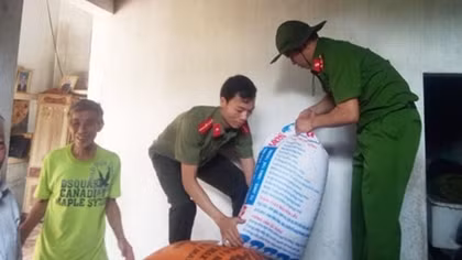 Công an huyện Cẩm Xuyên giúp dân khắc phục hậu quả sau lũ