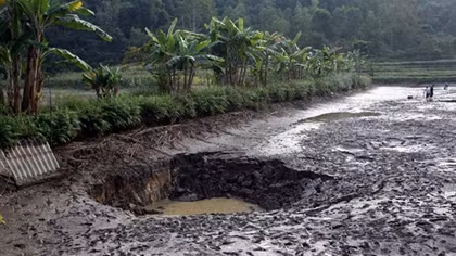Người dân Chợ Đồn hoang mang vì sụt lún