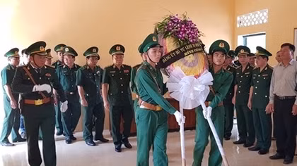 Nghẹn ngào tiễn đưa Thiếu tá Biên phòng Vi Văn Nhất về với đất mẹ