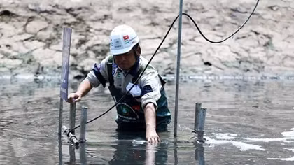 Chuyên gia Nhật Bản lội sông Tô Lịch khảo sát sau 20 ngày thí điểm làm sạch 